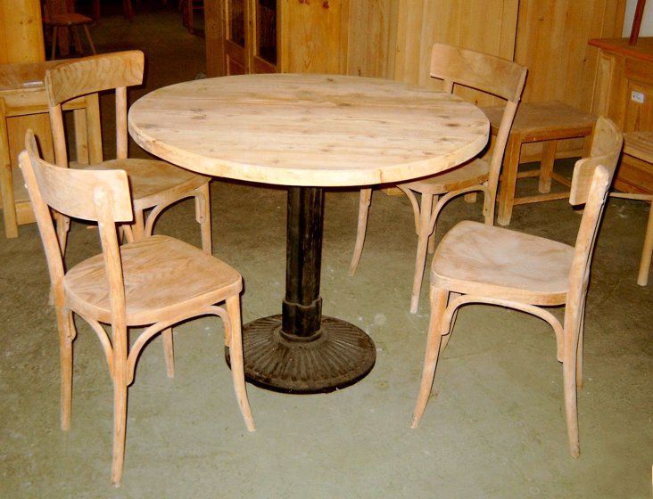 Tisch und Thonetstühle