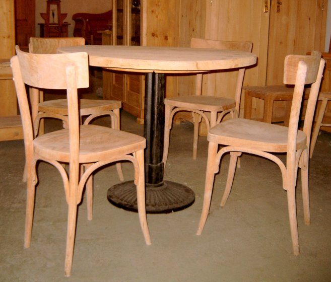 Cafehaustisch und Thonet Stühle